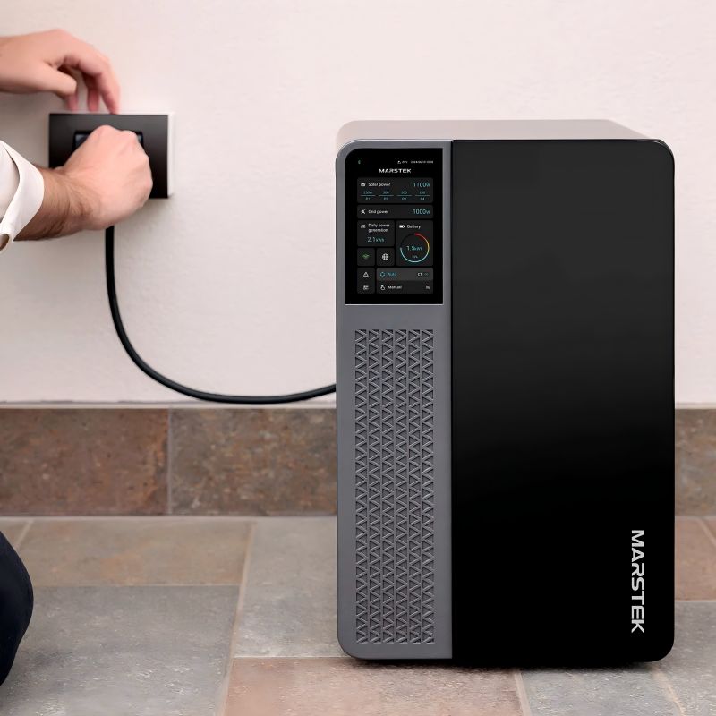 Marstek Jupiter C All-in-One Schwarzer Marstek-Speicher mit Display, per Kabel an eine Wandsteckdose angeschlossen.